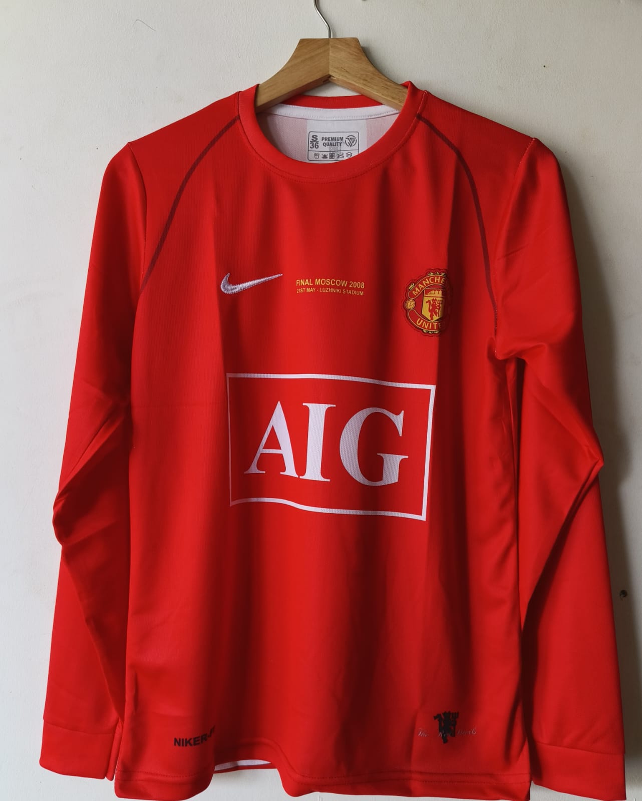 Man Utd AIG 2007-08 home (RONALDO) - View 1